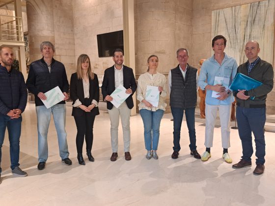 Representantes de ARAG-ASAJA junto a los portavoces parlamentarios