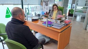 Técnica de ASAJA atiende a un socio de la organización