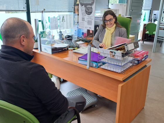 Técnica de ASAJA atiende a un socio de la organización